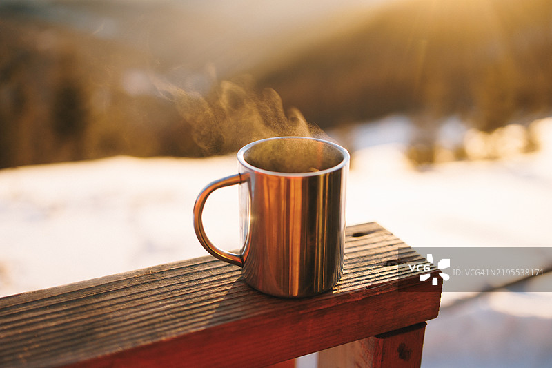 冬季山脉日落时的热茶杯图片素材