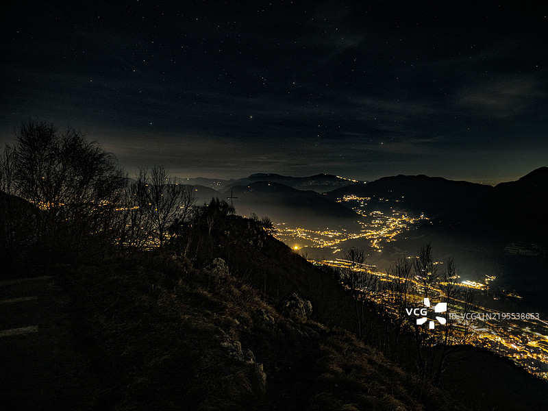 夜空下山脉的美丽景色图片素材