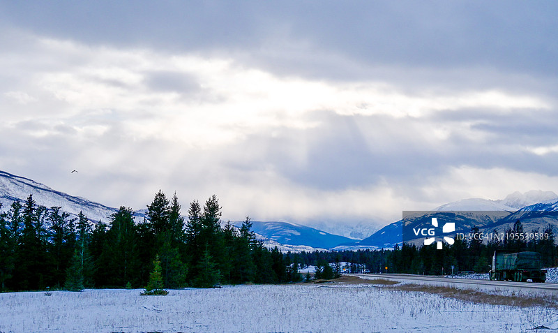 阿尔伯塔省贾斯珀的雪山美景与天空相映成趣图片素材