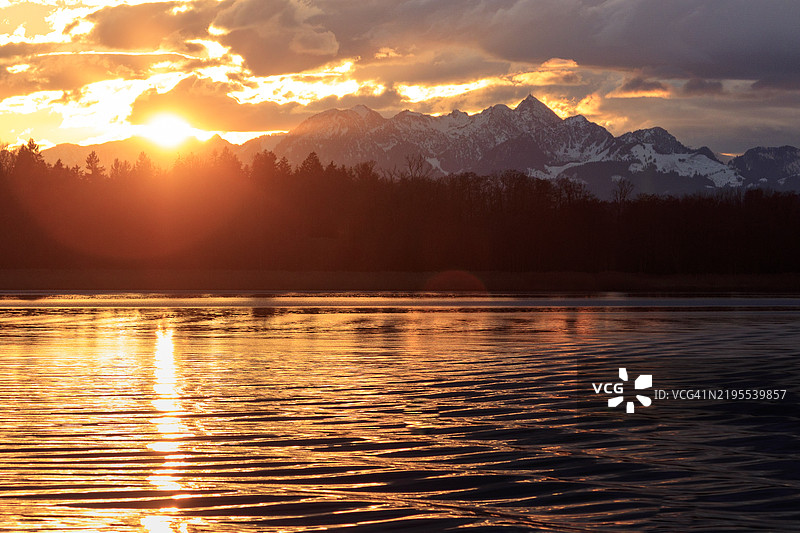德国特劳恩施泰因橙色天空下的湖泊美景图片素材
