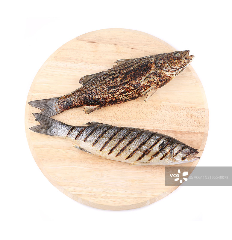 两个烤鱼在盘子上图片素材