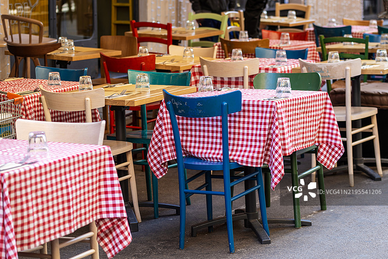 餐厅里空荡荡的椅子和桌子图片素材