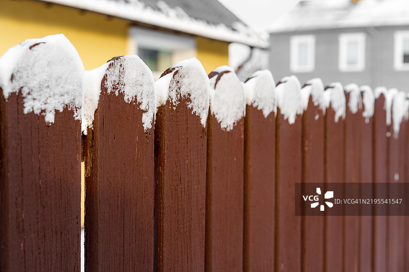 拉脱维亚城市的红色围栏与雪，拉脱维亚，拉脱维亚图片素材