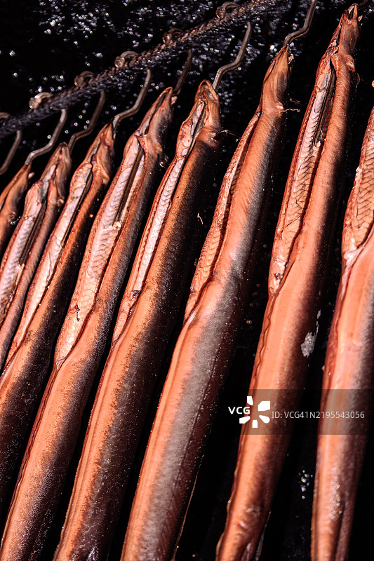 烟熏鳗鱼挂在熏制器上，烟熏鱼图片素材