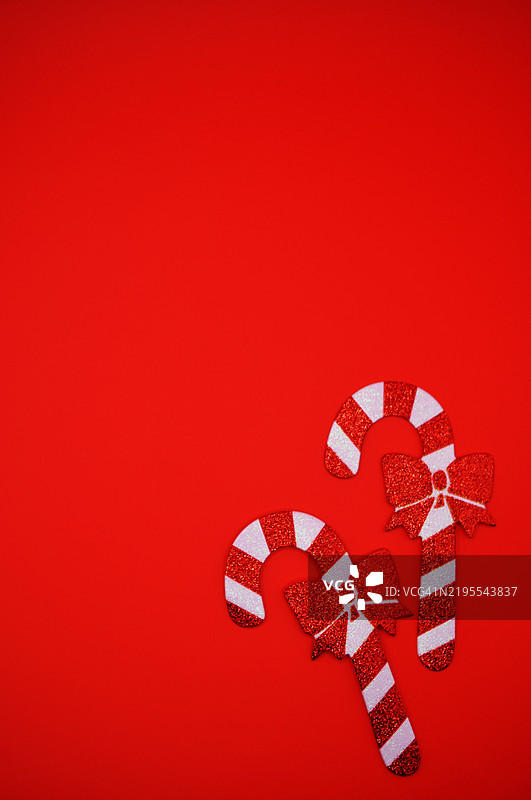 红色背景上的圣诞装饰俯视图图片素材