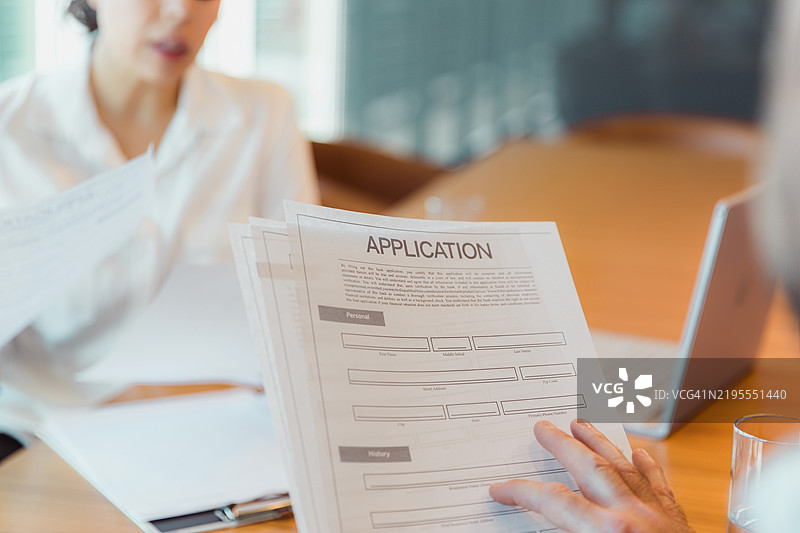 女性与客户一起审核申请表图片素材