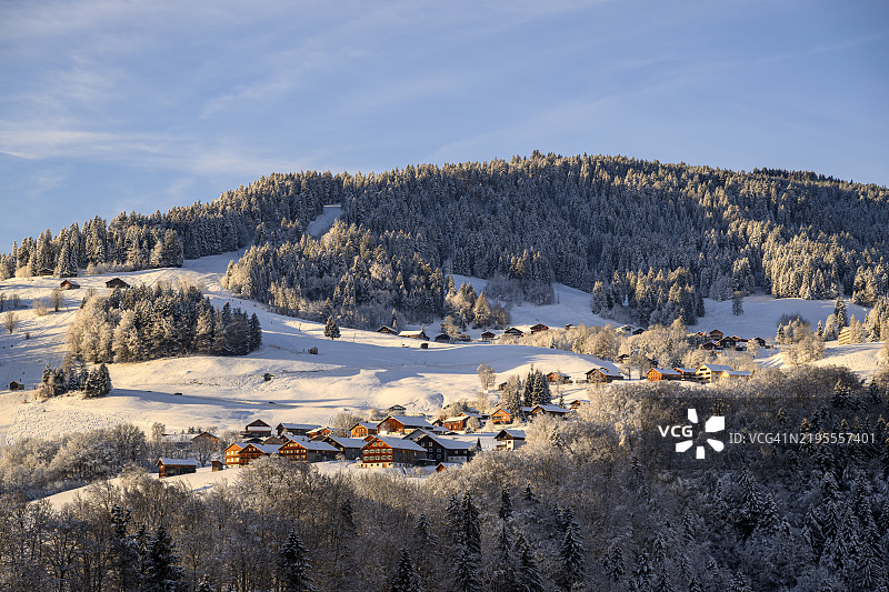 奥地利阿尔卑斯山冬季的山村图片素材
