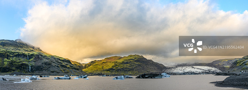 冰岛日落时分的冰川湖与冰山全景图片素材
