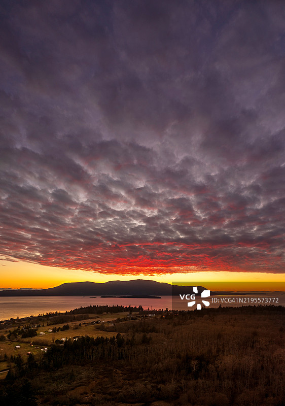 华盛顿州圣胡安群岛的奥卡斯岛上，戏剧性而多彩的日落。图片素材