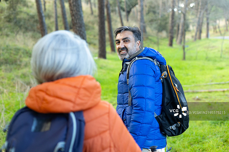 徒步旅行者在森林小径上行走并交谈图片素材