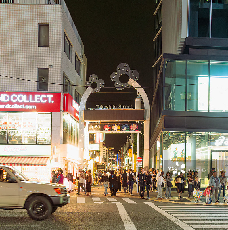 东京新宿区竹下购物街的夜景图片素材