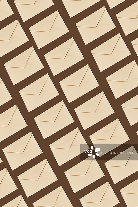 棕色背景上的重复信封图片素材