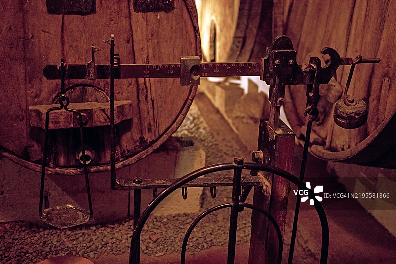 酒庄酒窖中堆放的橡木酒桶图片素材