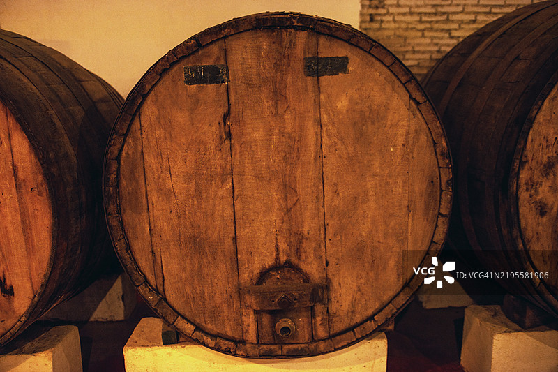 酒庄酒窖中堆放的橡木酒桶图片素材