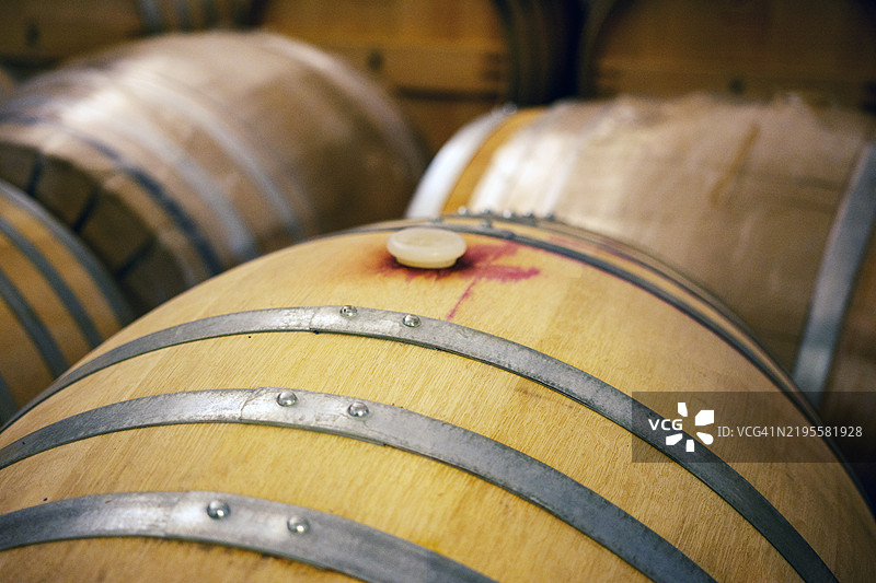 酒庄酒窖中堆放的橡木酒桶图片素材