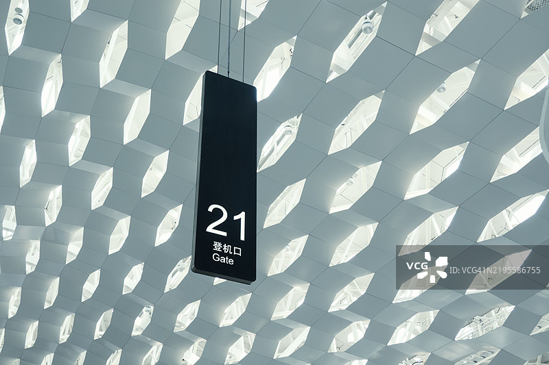 机场航站楼候机区的登机口指示牌图片素材