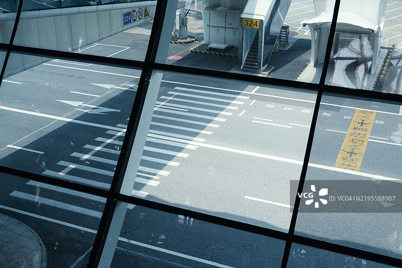 透过机场路的窗户观看图片素材
