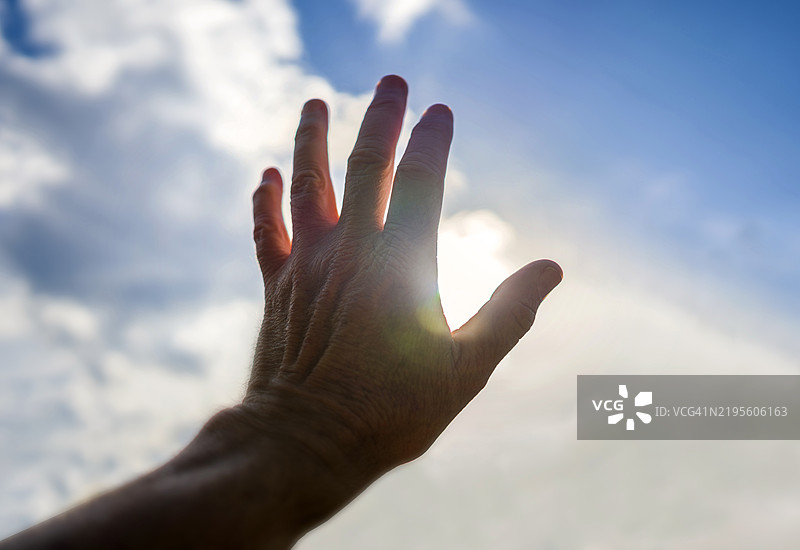 手举敬拜上帝的宗教信仰图片素材