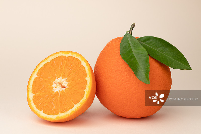 彩色背景上的橙子图片素材