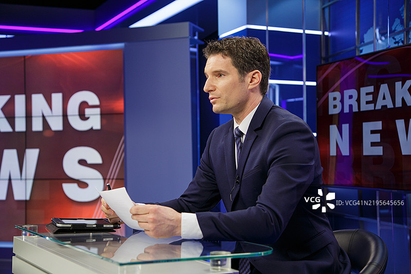 突发新闻男主播图片素材