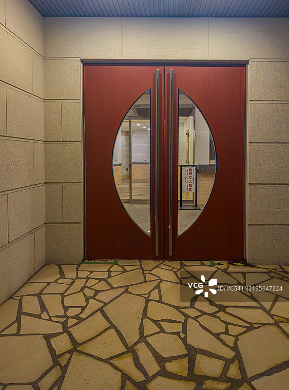 现代公寓大楼的夜间入口图片素材