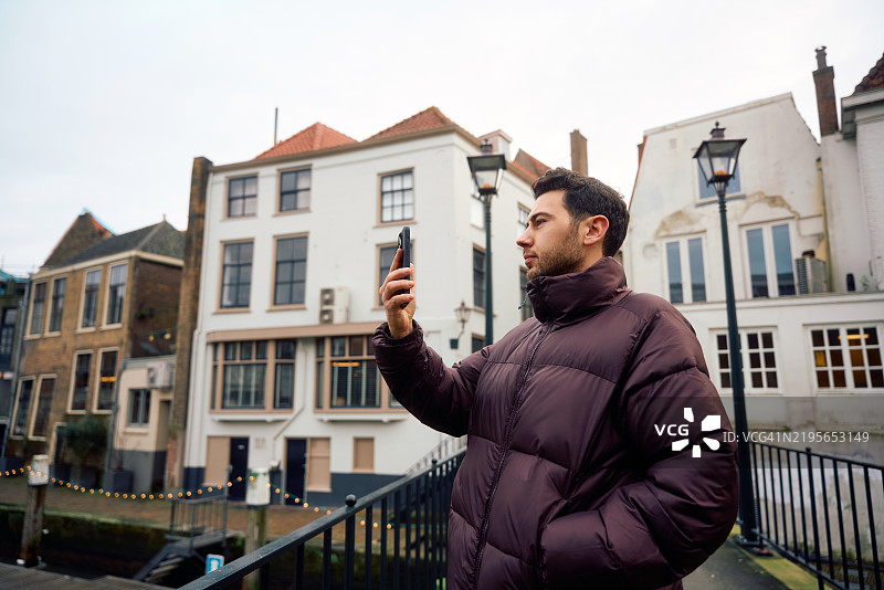 游客在多德雷赫特拍摄传统荷兰房屋图片素材