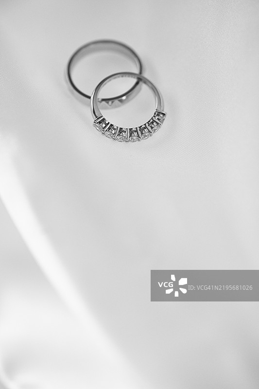 婚戒 - 婚礼戒指和饰品。白金钻石订婚戒指。图片素材