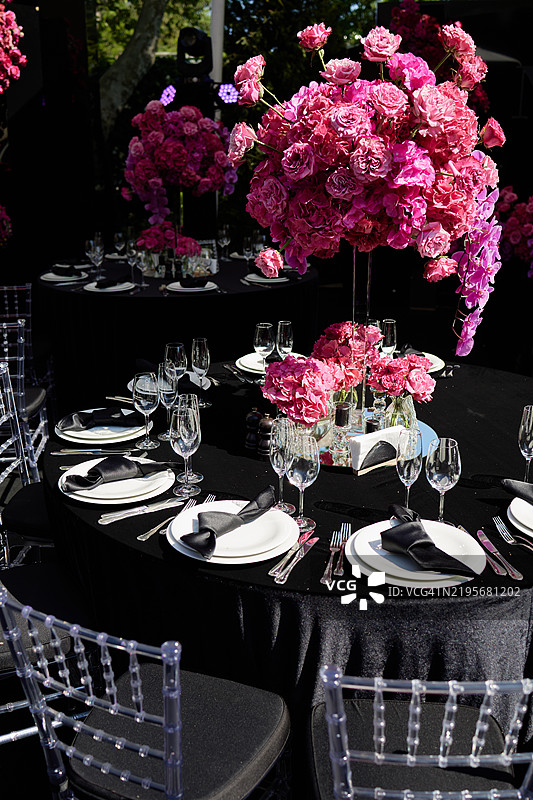 优雅的户外活动，在阳光明媚的花园环境中装饰着生机勃勃的花卉布置图片素材