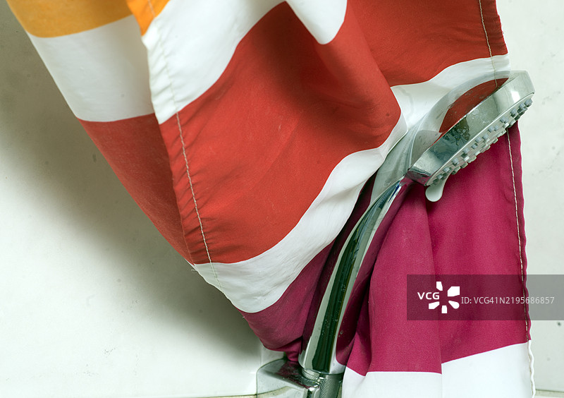 塑料淋浴帘和淋浴喷头图片素材