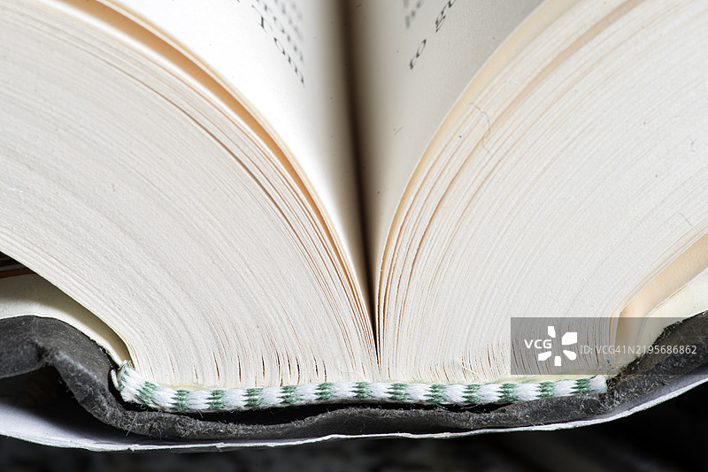 翻开的硬壳书籍图片素材