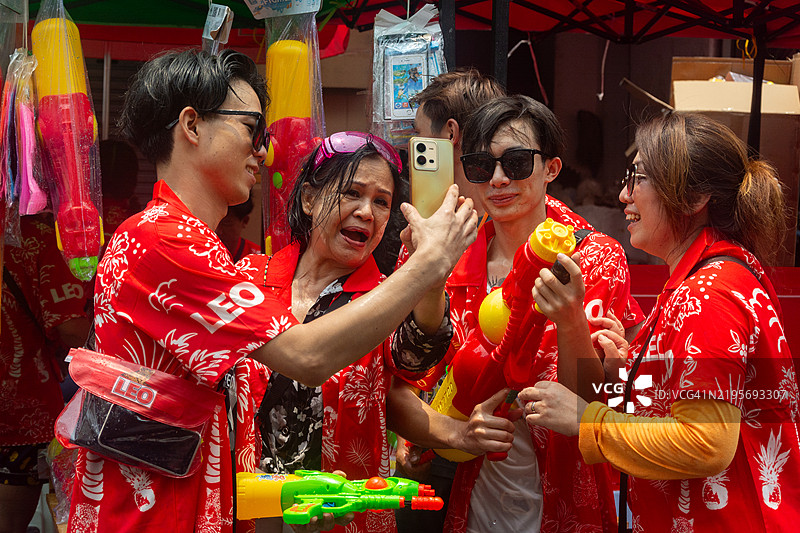一群朋友在考山路庆祝宋干节时拍自拍。图片素材