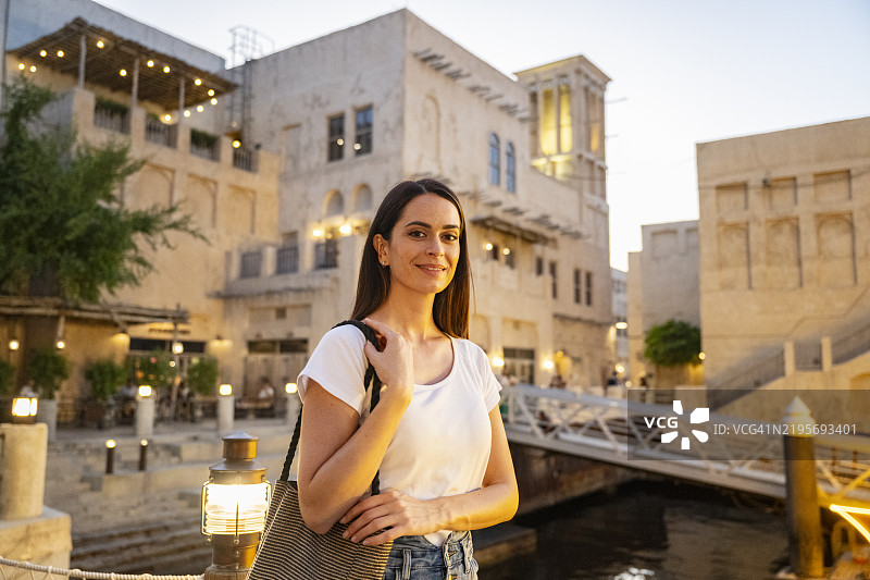 女性游客参观迪拜的阿尔巴斯提基亚老城图片素材