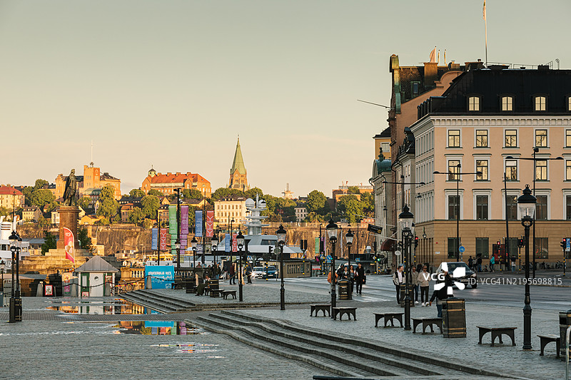 一个大城市靠近水边的步行道。图片素材