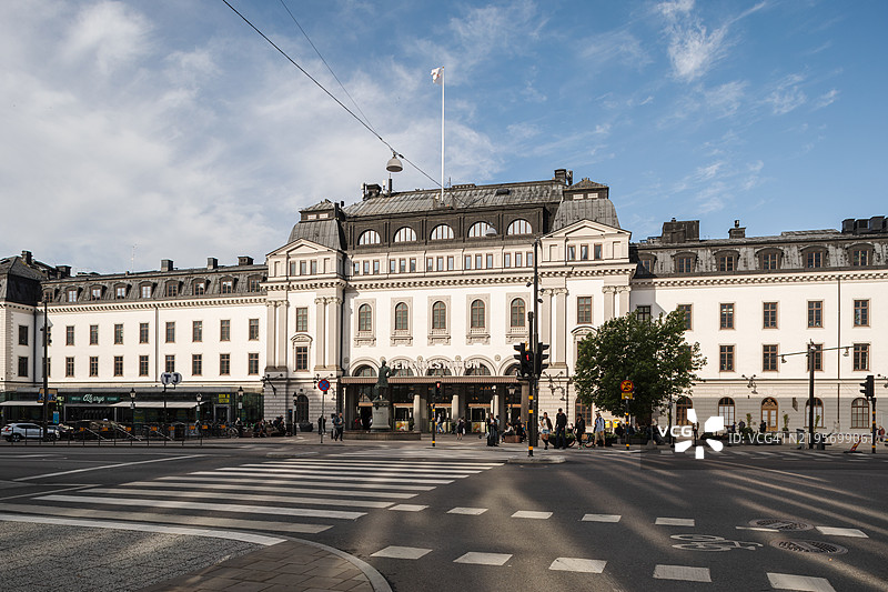 一座位于大城市中心的大型老火车站建筑。图片素材