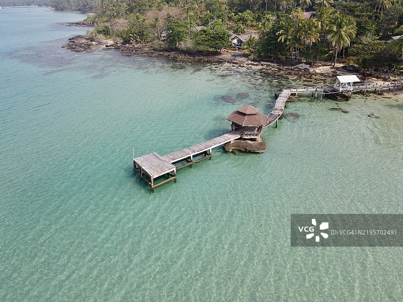 2025年可可岛 - 美丽海洋中的木栈道，水色透明的绿松石色。图片素材