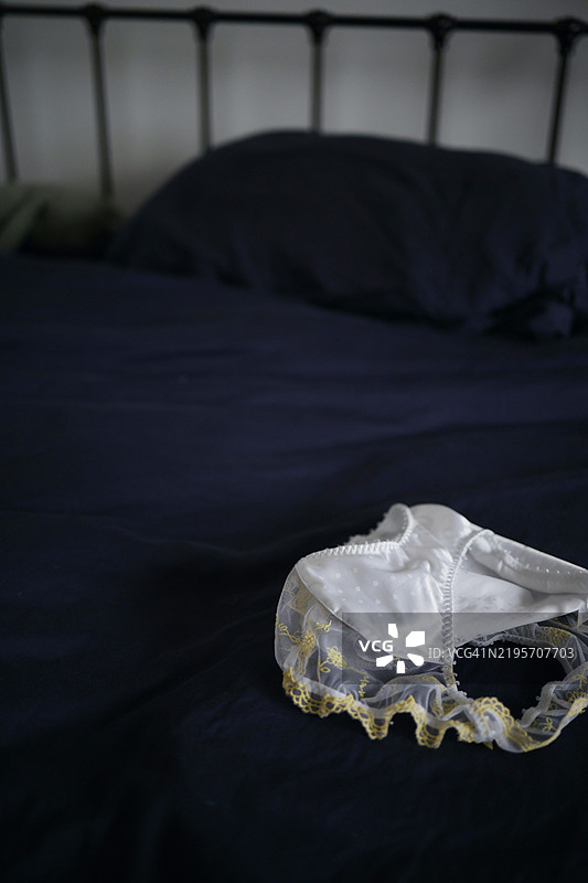 床上的白色内裤图片素材