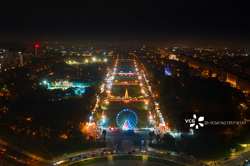 里斯本市中心的爱德华七世公园夜间的霓虹灯摩天轮鸟瞰图图片素材