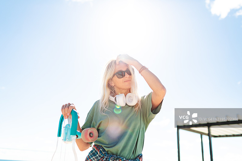 中年女性滑板图片素材