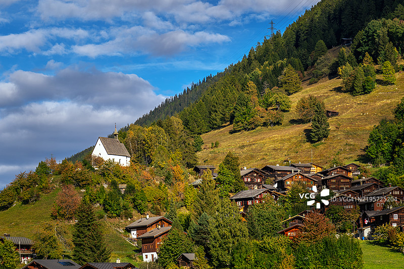 瑞士瓦莱州戈姆斯的穆勒巴赫美丽的传统房屋图片素材
