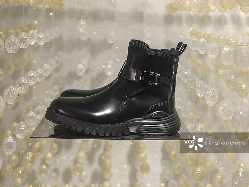 黑色皮革 ankle boots图片素材