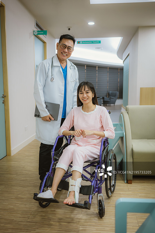 亚洲医生与轮椅患者的肖像图片素材