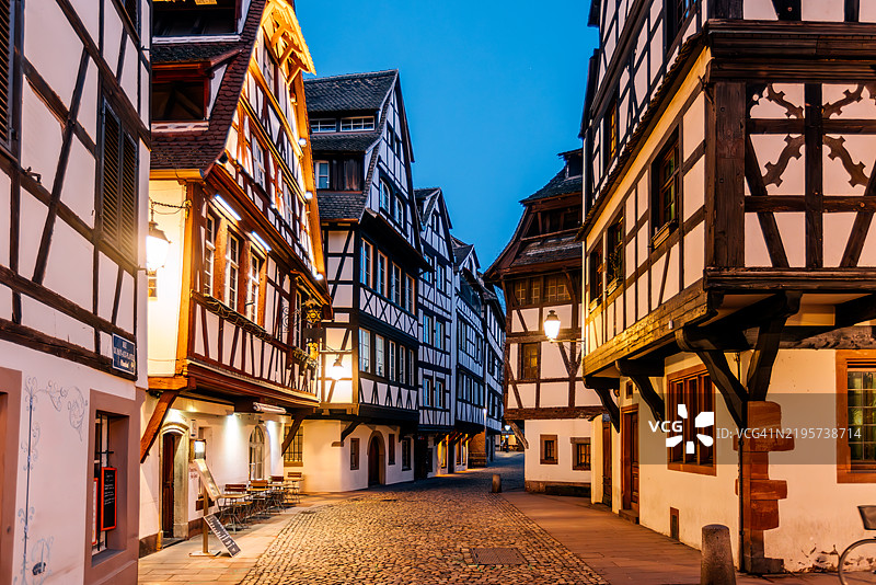 斯特拉斯堡阿尔萨斯的拉小法国历史区在黄昏时分的鹅卵石街道被照亮图片素材