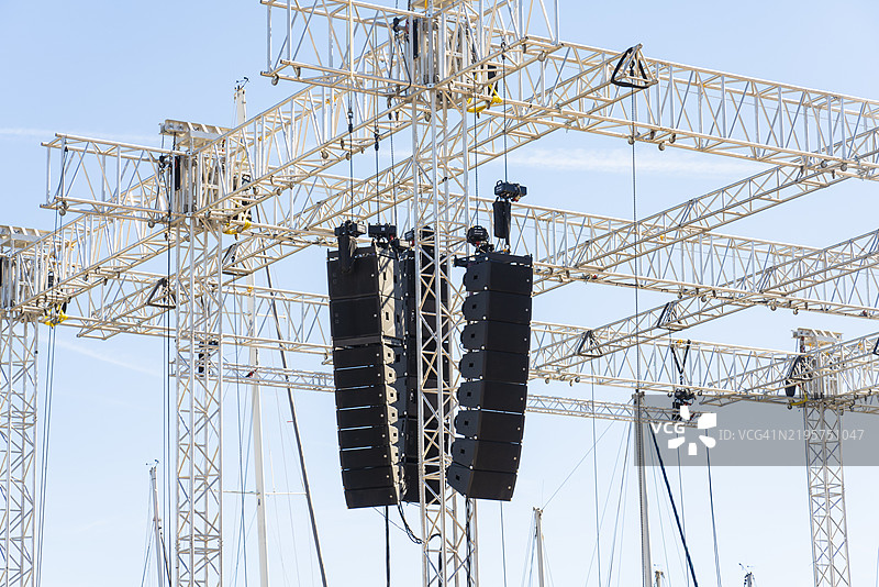 在法国马赛的户外活动中，悬挂在金属支架上的专业线阵列扬声器阵列图片素材