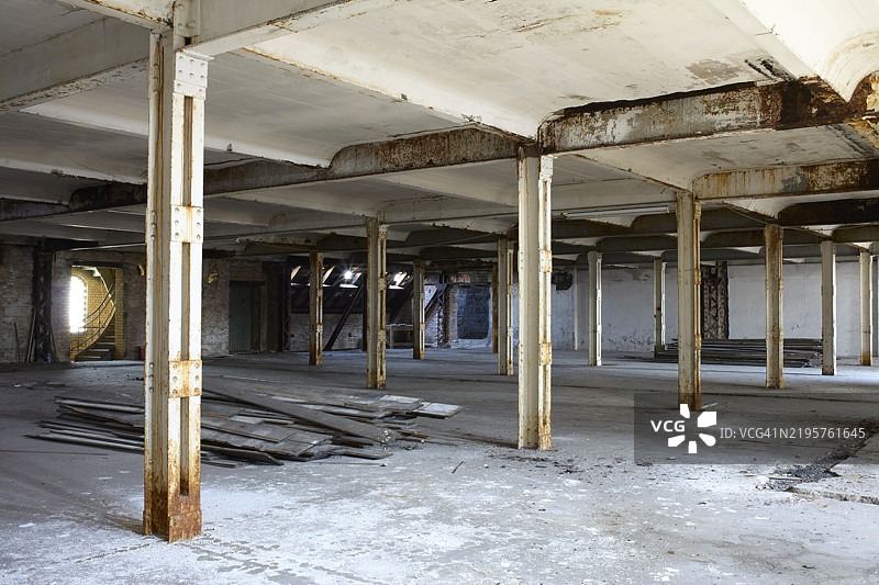 德国柏林废弃工业建筑内部，柱子和散落的碎片图片素材