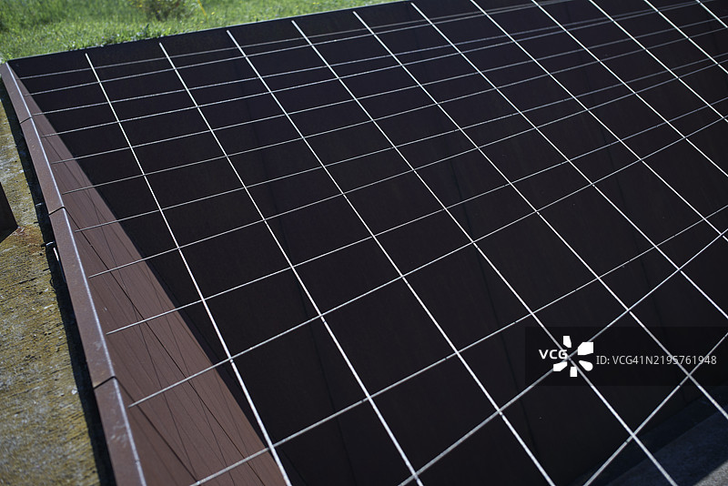 阳光明媚的日子里，屋顶上安装了太阳能电池板图片素材