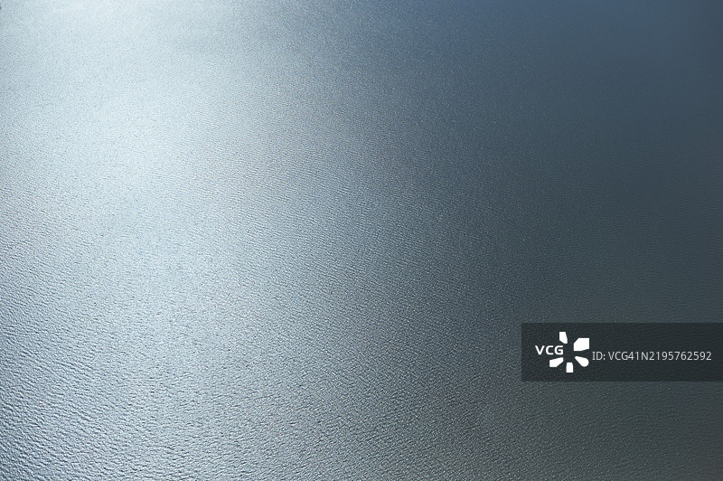 宁静的蓝色水面，轻柔的涟漪反射着阳光。从美国新奥尔良附近的飞机上看到。图片素材