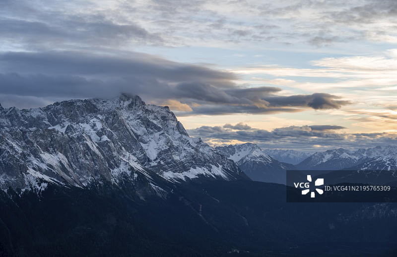 秋季的瓦克斯坦山脊和雪覆盖的楚格峰,日落时分的韦特施泰因山脉,从克拉默峰俯瞰,巴伐利亚前阿尔卑斯,德国,欧洲图片素材
