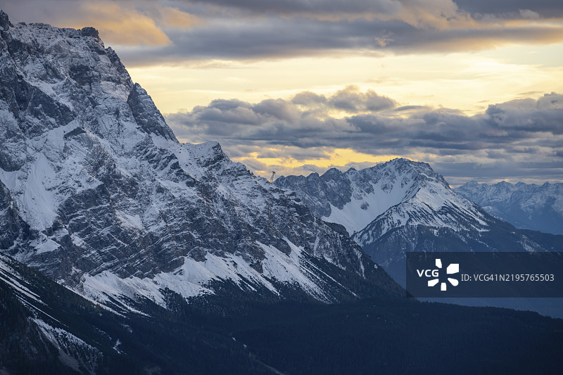 秋季的楚格峰山顶覆盖着雪,威特斯坦山脉在日落时分的景色,从克拉默峰俯瞰,巴伐利亚前阿尔卑斯,德国,欧洲图片素材