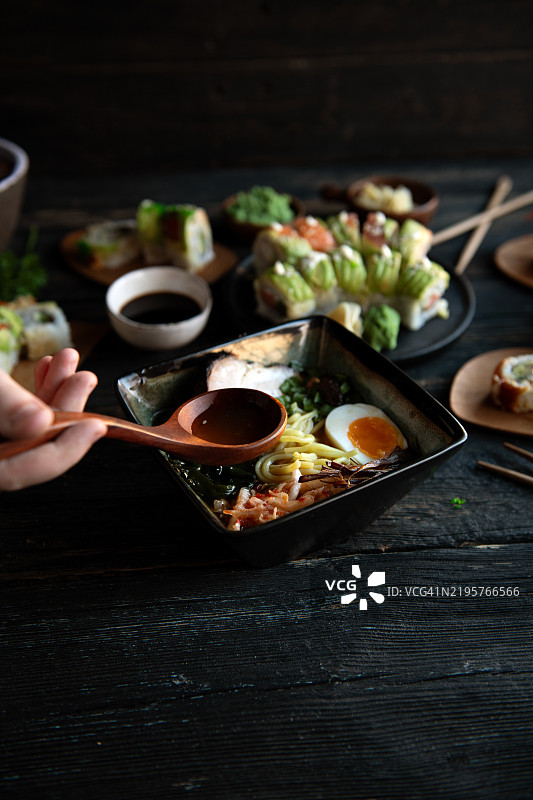 美味寿司卷的组合。日本料理图片素材