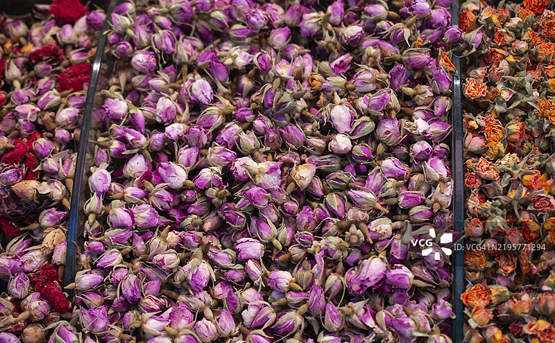 干玫瑰花蕾作为草药茶的背景图片素材